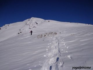 il facile pendio per la cima