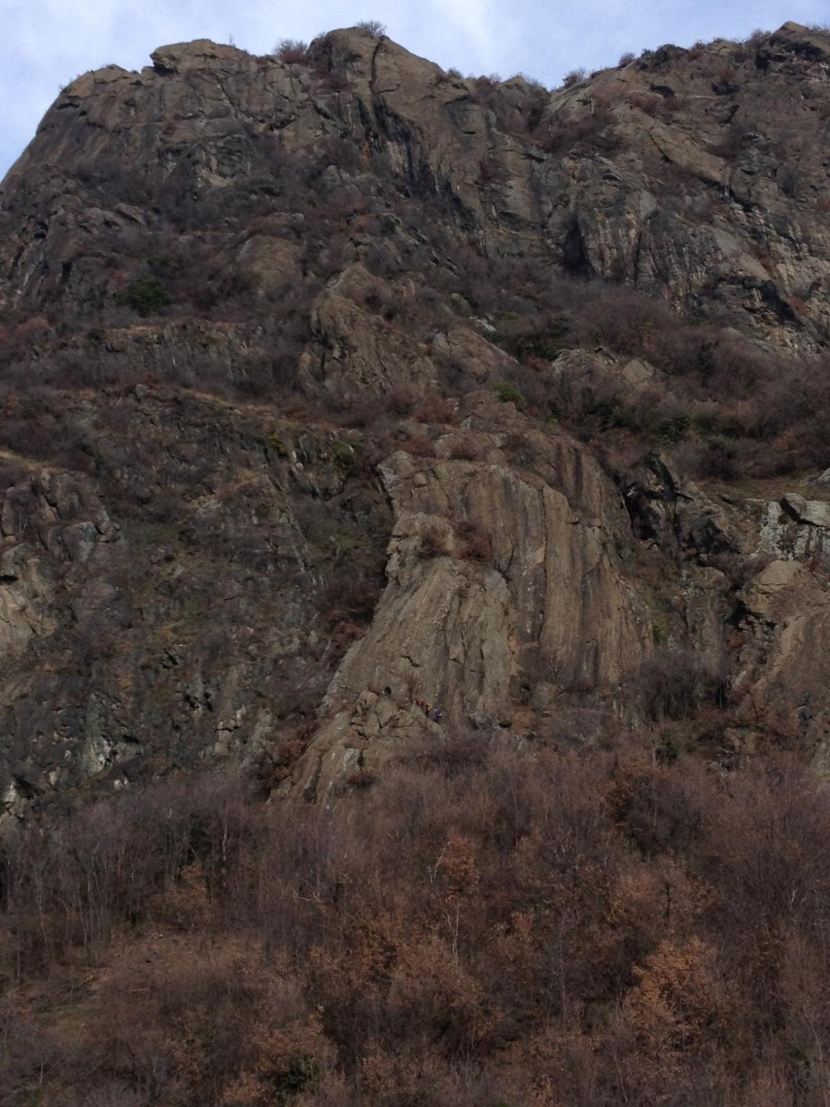 La parete della via, al centro della foto