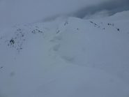 la cresta in cima piena di cornici