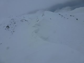 la cresta in cima piena di cornici