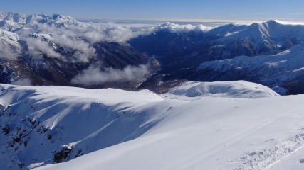 la macchia al centro in alto è il pianoro dell'Alpe Cantel sotto alla Cima Mares