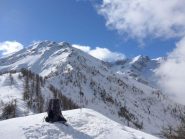 La cima, sullo sfondo il Monte Ventabren e Cima Gorgia Cagna