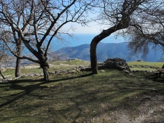 La bella radura davanti a S. Pietro dei Monti