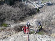 ... tra matasse e grovigli: a sx i miei secondi, a dx il primo della cordata successiva intento a recuperare i suoi. 