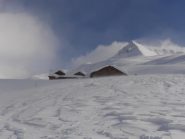 05 - arrivo al rifugio Bonatti con vento forte