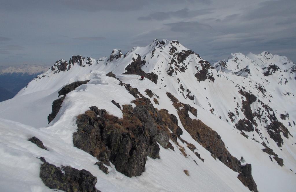 Mamao Petruz al deposito sci. A sx la Cima Tresciana, al centro la Cima di Bondone