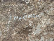 Il nome della via alla pertenza, proprio sopra la scritta 
