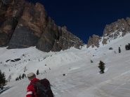 prima parte dell'itinerario dopo il dibona. Sul fondo il canale di salita ai piani superiori