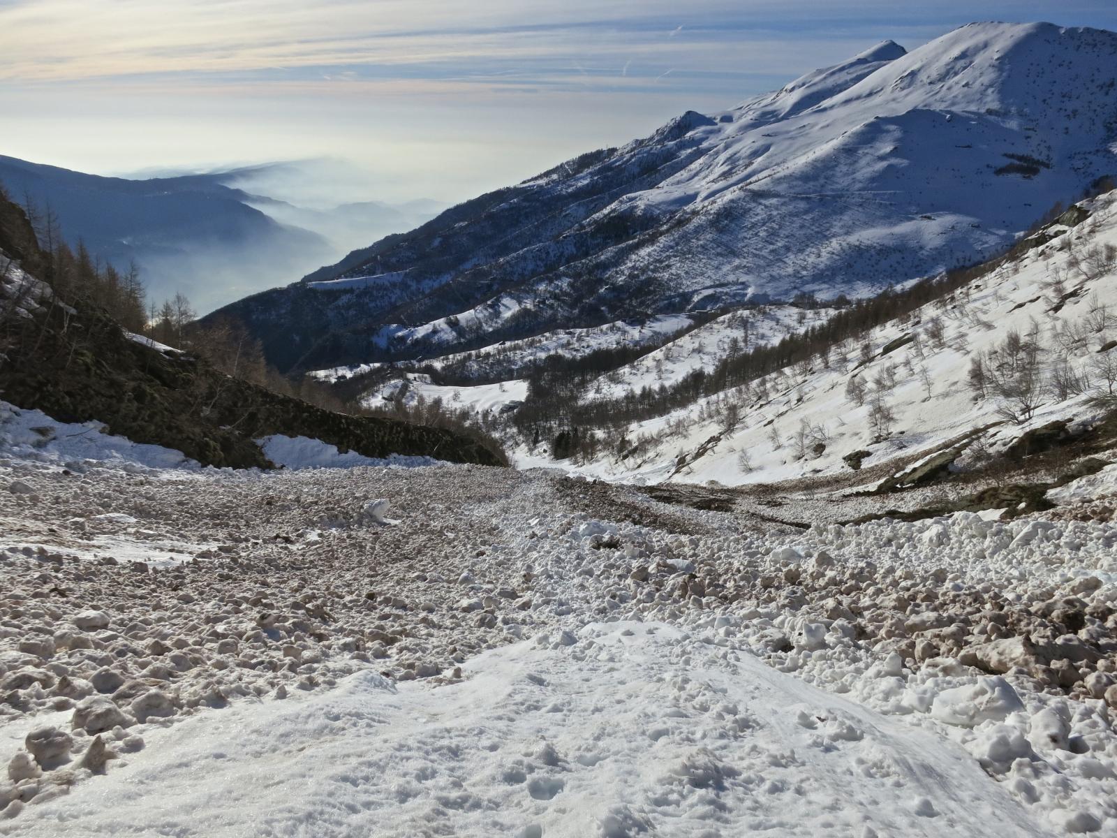 parte bassa canale completamente invasa dai residui di valanghe