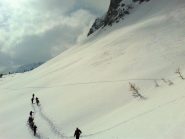 Ciaspolatori lungo il traverso sotto il Peygou