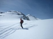 in discesa,alle spalle il pendio finale