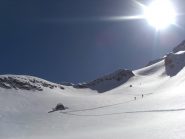 in salita. a dx dell'isolotto roccioso la traccia delicata di salita, meglio passare a sx