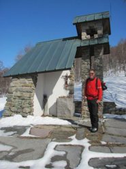 L'alpino davanti alla Cappella degli alpini