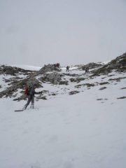 Tratto privo di neve sotto la cima