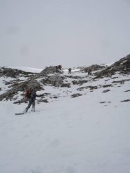 Tratto privo di neve sotto la cima
