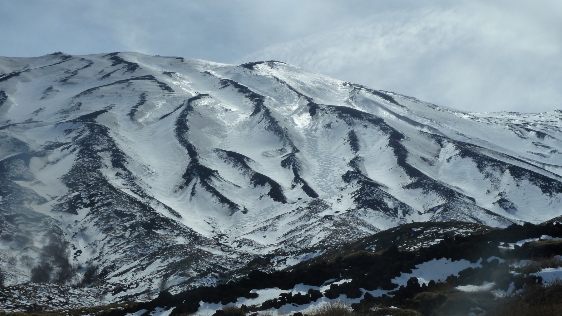 le tracce nel canalone dopo una sciata entusiasmante