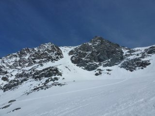 a sx l'anticima a dx la cima in mezzo il couloir
