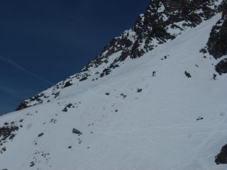 in discesa sul ripido di accesso al couloir