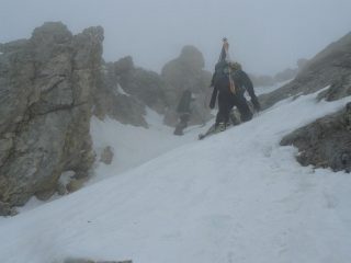verso l'uscita. ripido, poca neve e nella nebbia