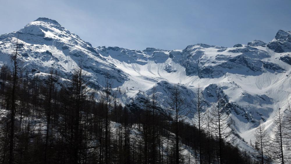 Monte Bessanetto con valanghe lungo i pendii nord