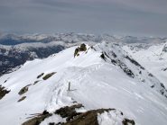 Il tratto di cresta percorso e sullo sfondo panorama verso NE