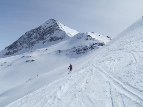 La cima con il versante di discesa