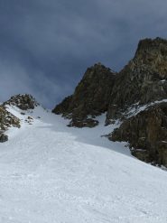 Vista del canale, la neve è un po' rotta ma ancora sciabile