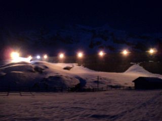 la diga illuminata in modo esagerato