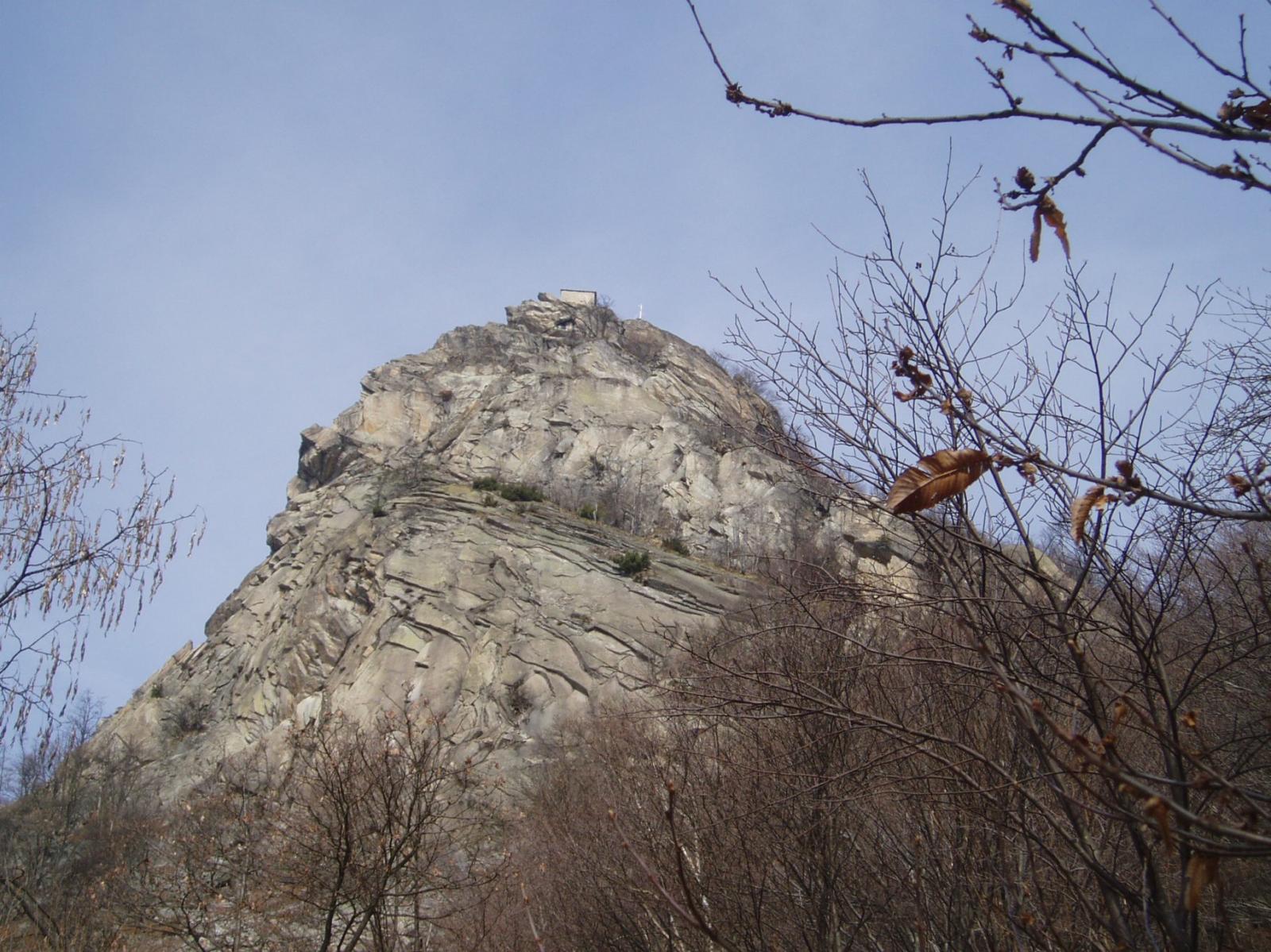 la rocca vista dal colle besso