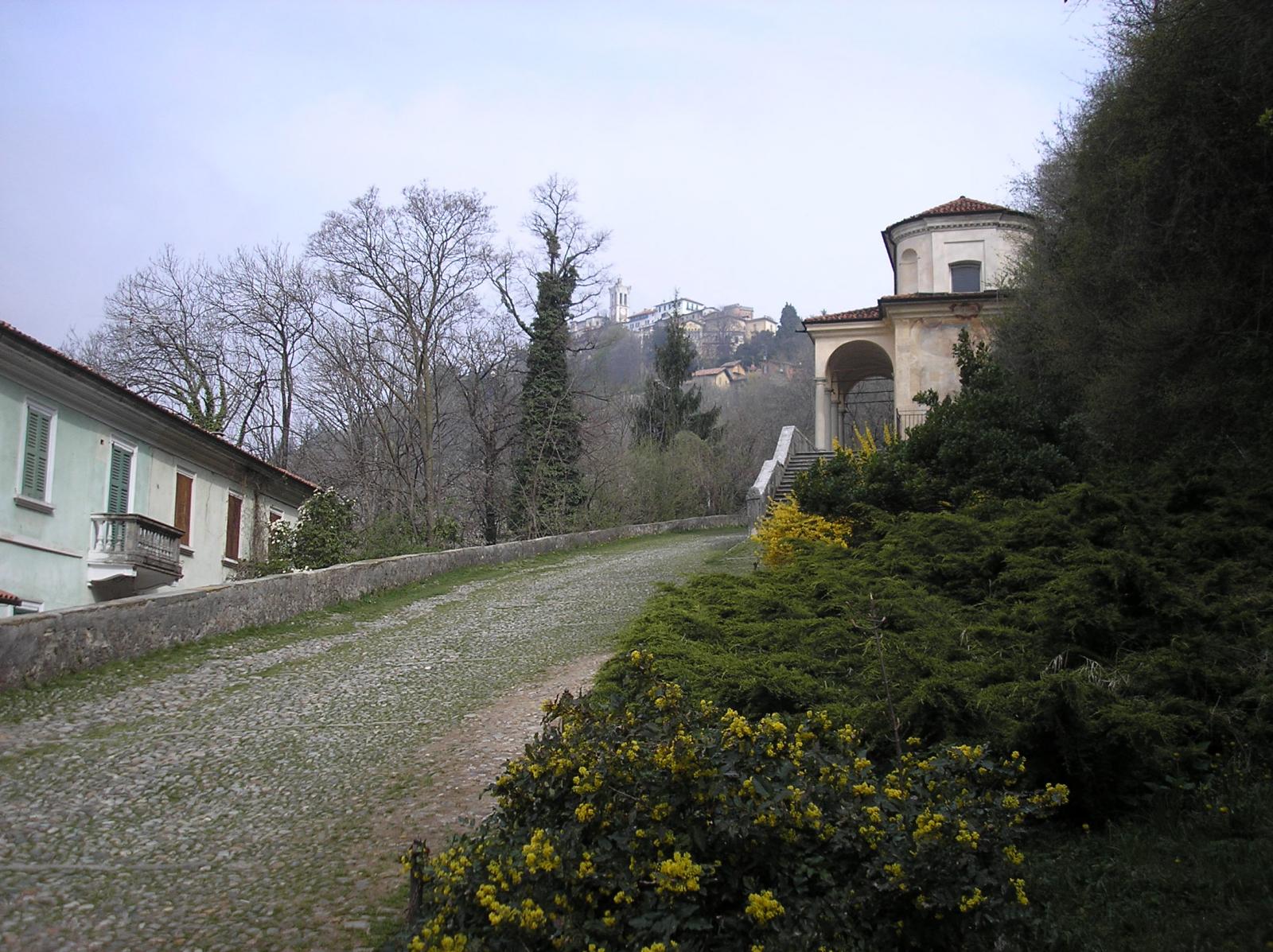 un acciotolato lungo il percorso