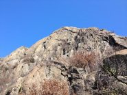 Rocca Bianca vista dalla Placca delle Malizie. La via percorre tutto lo spigolo di sinistra