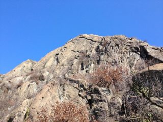 Rocca Bianca vista dalla Placca delle Malizie. La via percorre tutto lo spigolo di sinistra