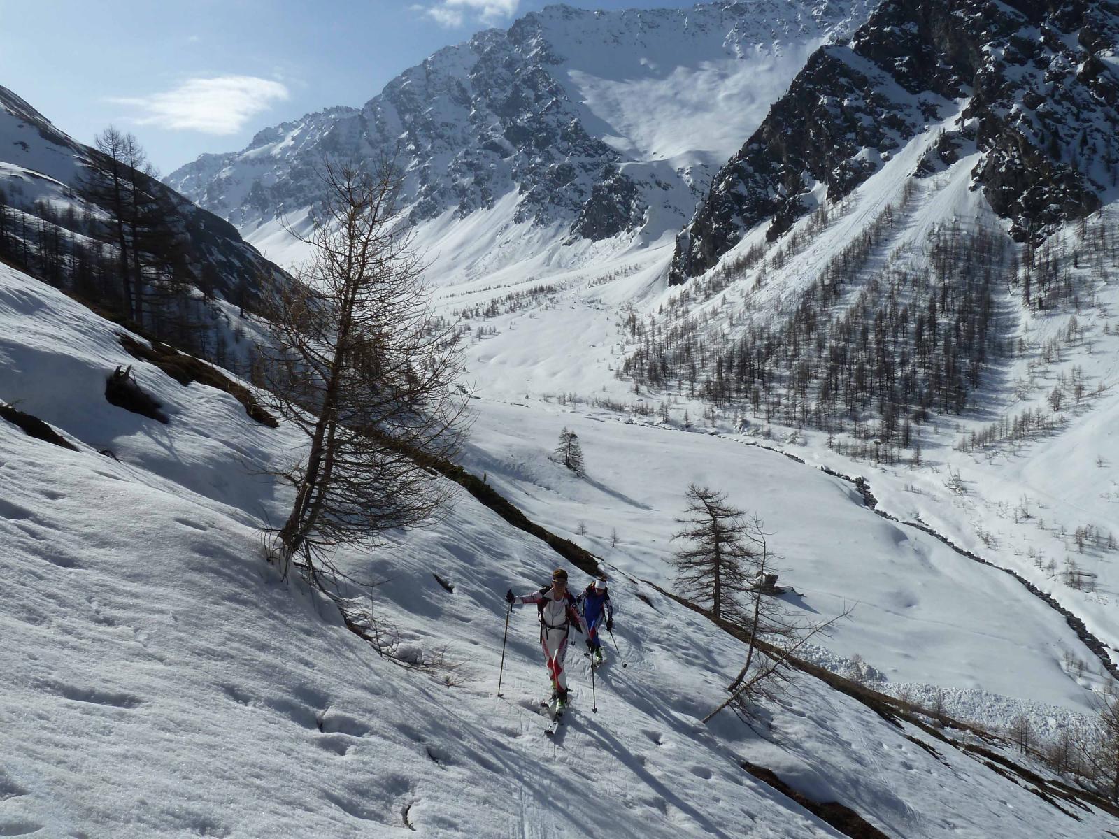 Si inizia a salire sui pendii oltre il ponte Ciatagnera