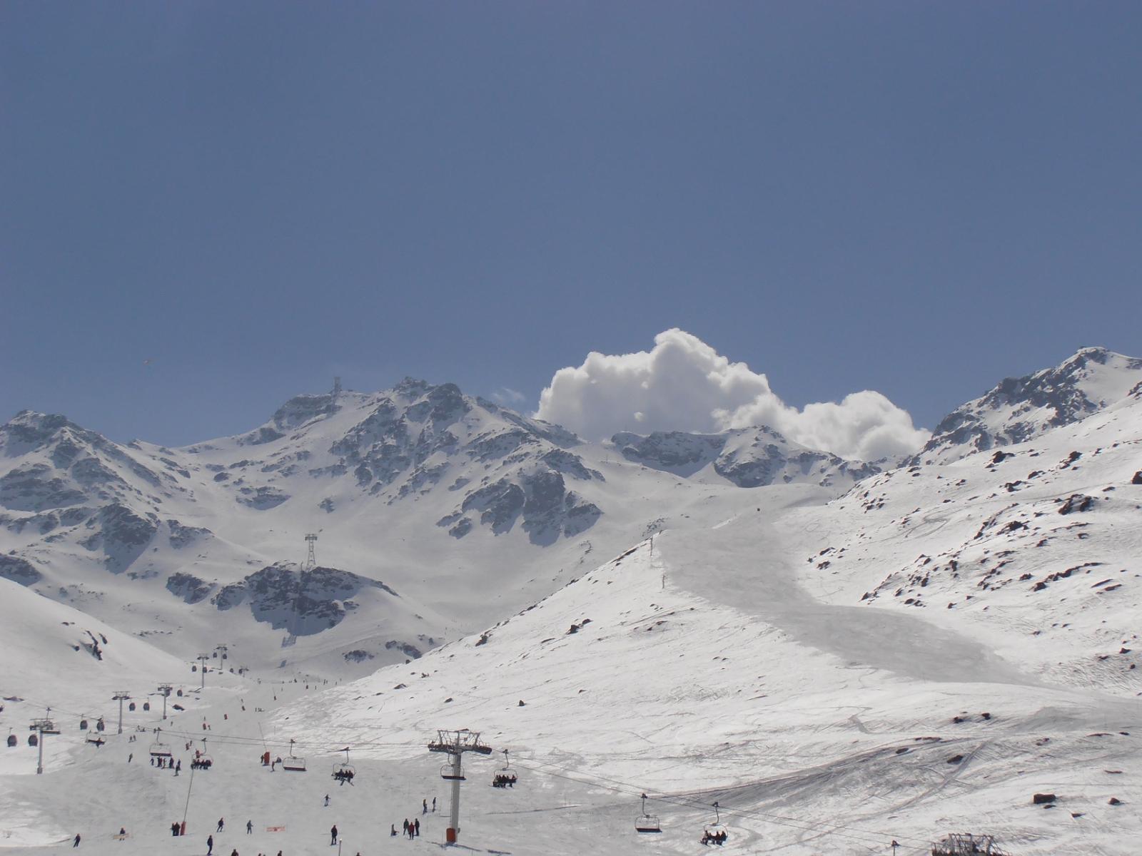 01 - Cime de Caron vista dal parcheggio. Ad impianti aperti molto traffico di sciatori in pista fino a quota 2300