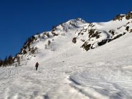 Il pendio canale a monte dell'alpeggio