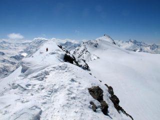 Sulla cresta che dalla cima prosegue verso il colle del Rutor, con il Rutor sullo sfondo