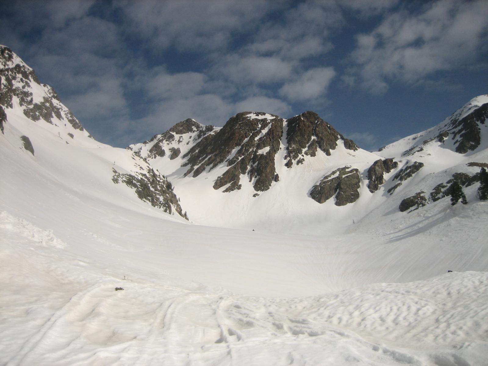 A sx per il Col de Cerise, a dx per il Lac du Mercantour e vetta.