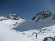 in salita sotto i rifugi al cospetto della Piramide Vincent