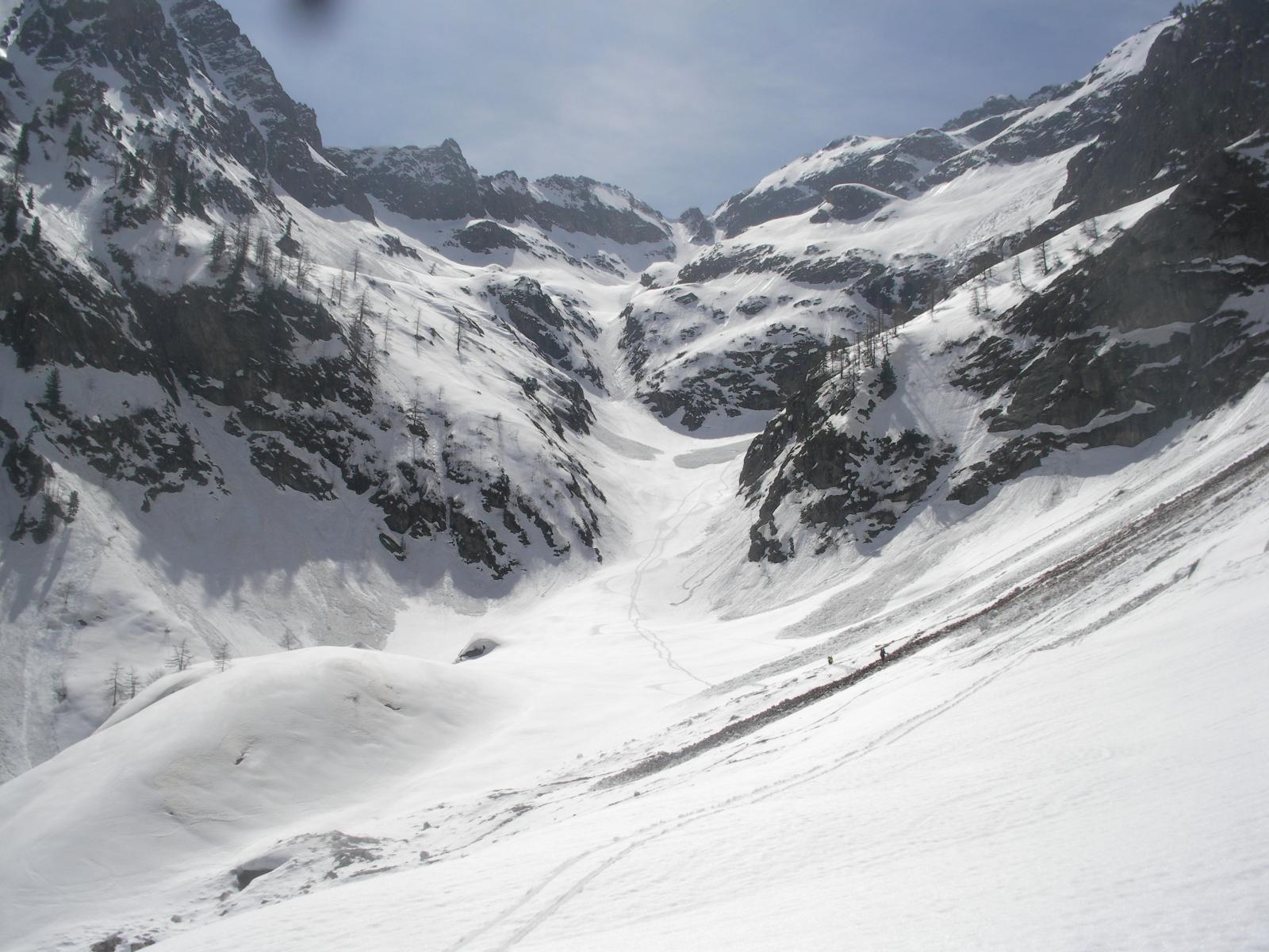 l'impervio e selvaggio vallone del Bars con il passo Arcoulon al fondo..