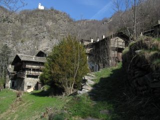 La chiesetta di Chasteiran salendo da Chezalet