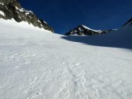 Sul ghiacciaio con la cima sullo sfondo