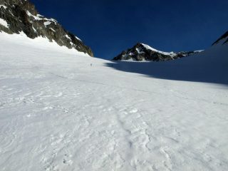 Sul ghiacciaio con la cima sullo sfondo