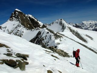 Verso la seconda elevazione, a sx l'imponente Epicoun