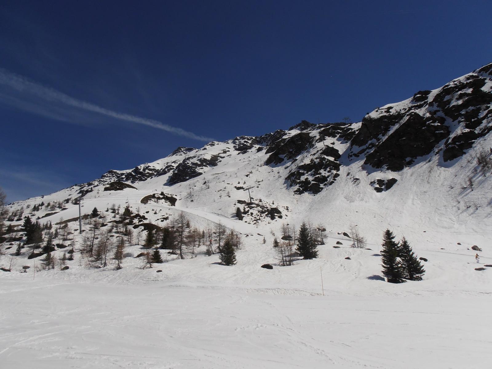 04 - sotto le bastionate di roccia che sbarrano il pendio tra i 2000 ed i 2300