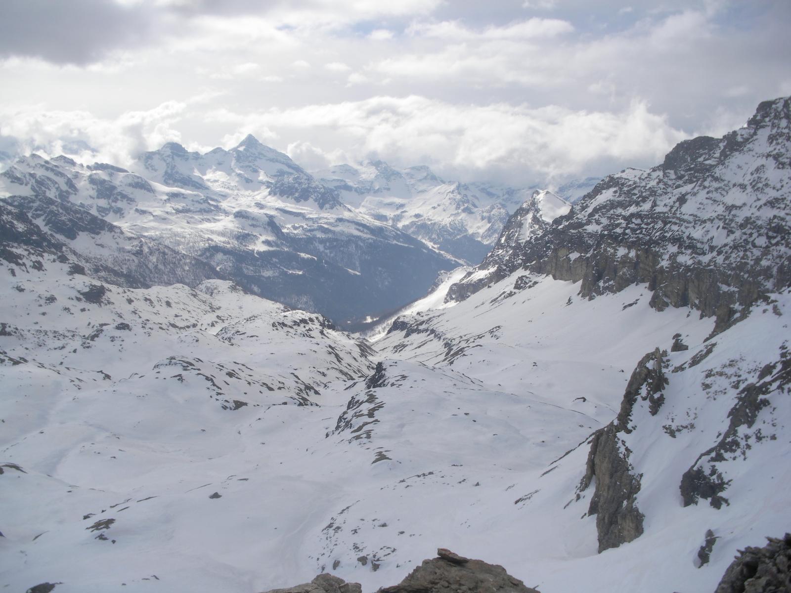 l'esteso vallone di Cime Bianche dal Bec Carre' nord..