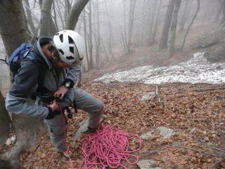 Preparativi nella nebbia, poi volge al bello