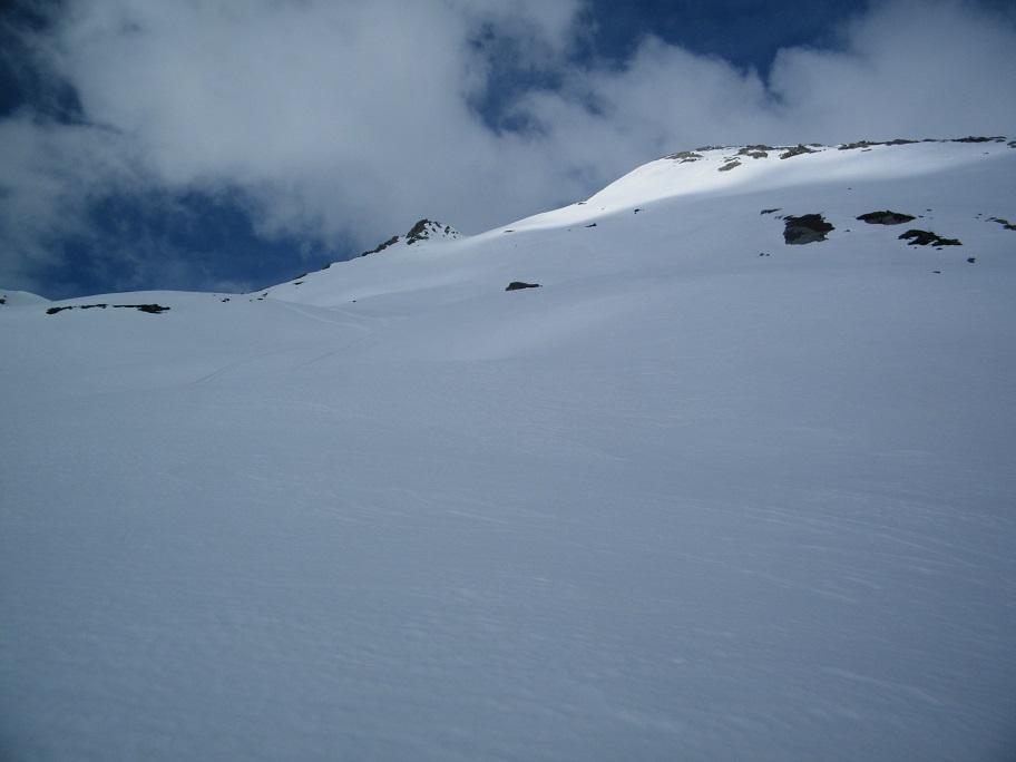 Gli ampi pendii che portano al colletto