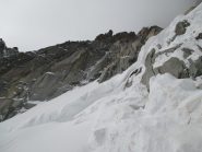 Terminale con rocce affioranti e goulotte sullo sfondo