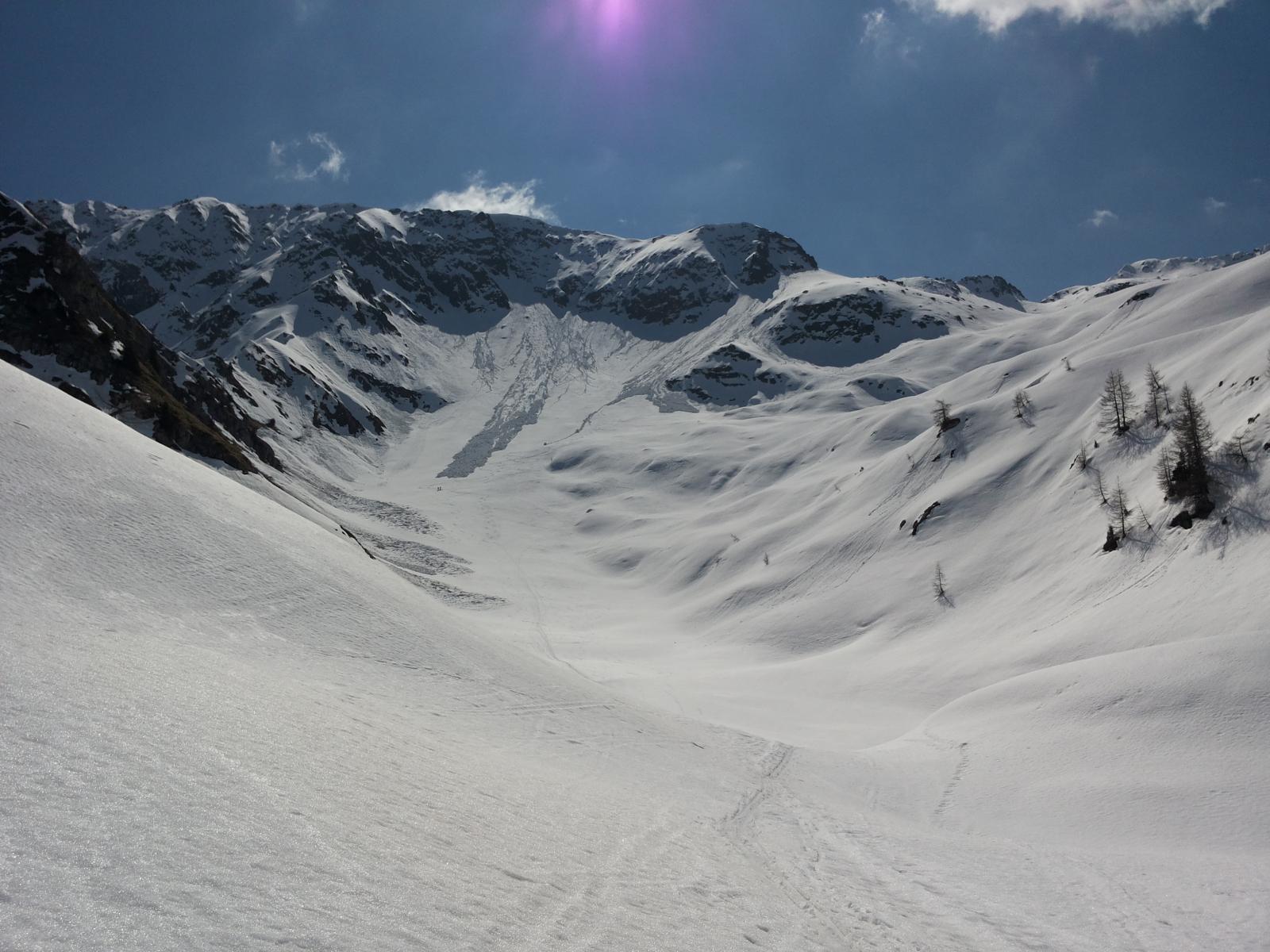 a sinistra la vetta al centro vallone di discesa