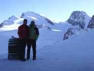 Autoscatto al rifugio con le cime salite